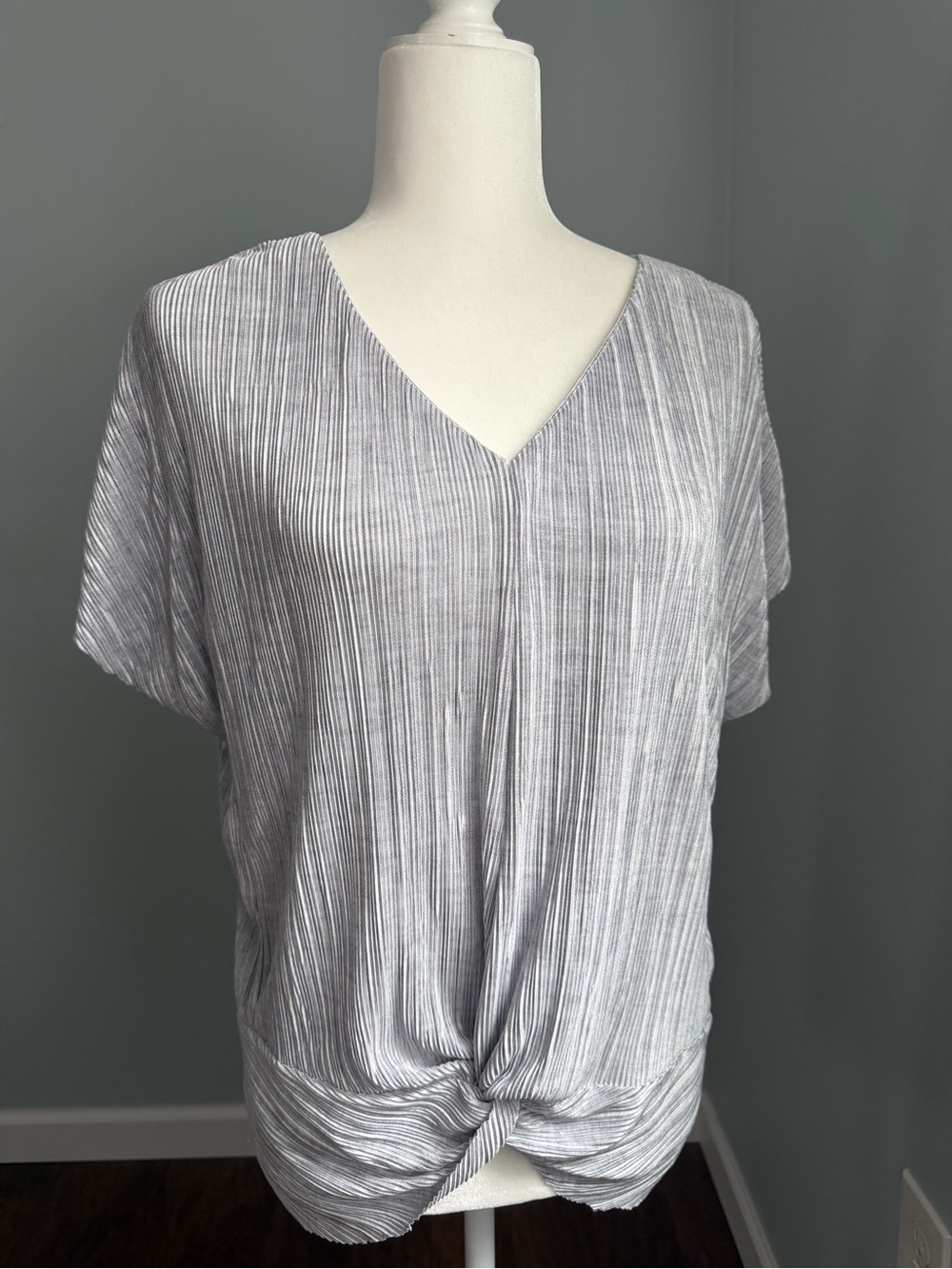 NWOT Dana Buchman M Silver Top